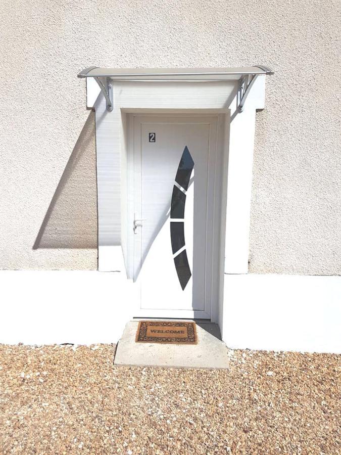 02 - Tres Joli 2 Pieces Avec 3 Lits Pouvant Accueillir Jusqu'A 5 Personnes, Situe Au Rdc Avec Entree Independante, Une Place De Parking Reservee Devant L'Entree Et Terrasse Sur L'Arriere Donnant Sur Parc Arbore, Tout Le Linge De Maison Est Fourni Razac-sur-lʼIsle Exteriér fotografie