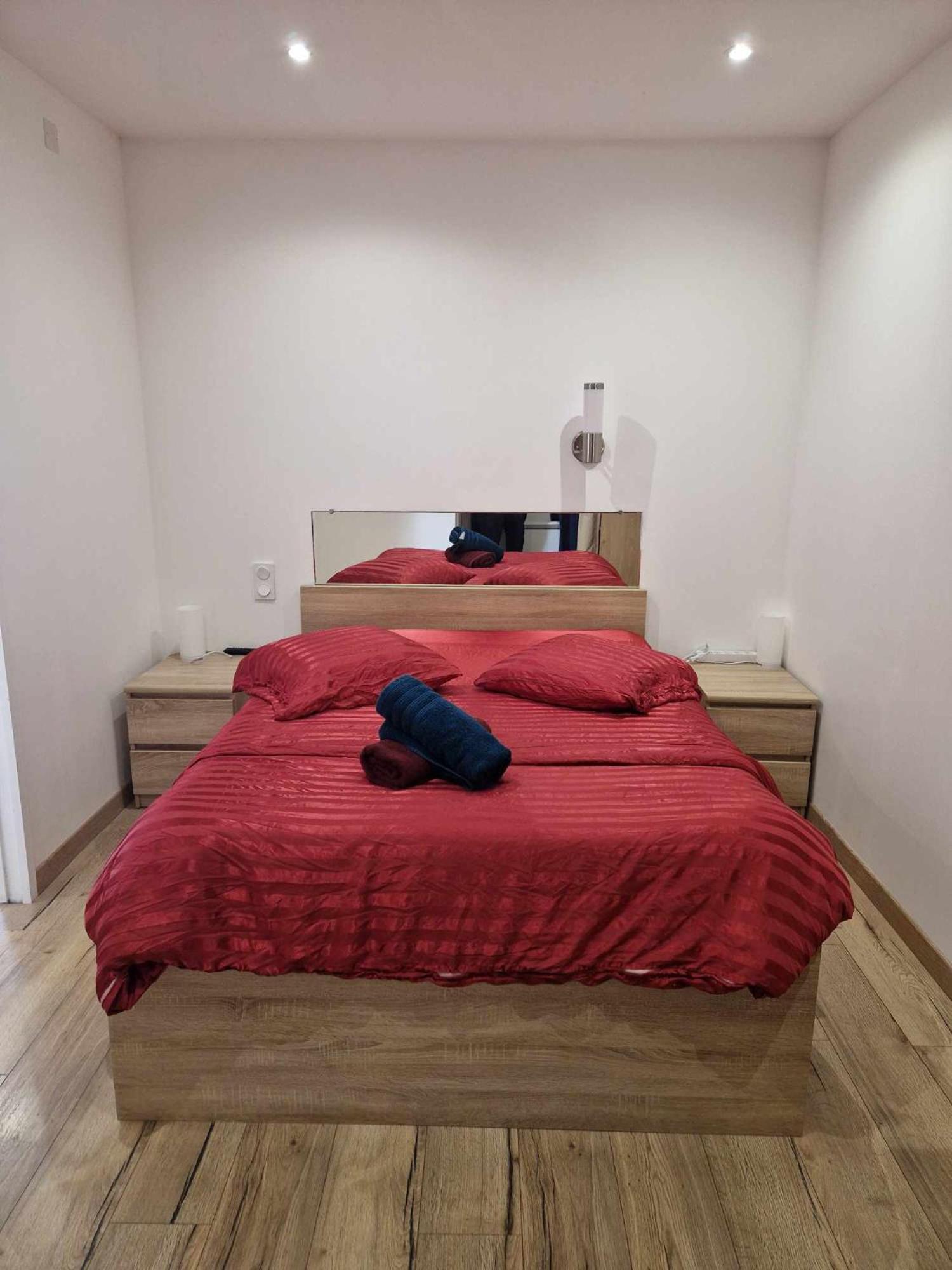 02 - Tres Joli 2 Pieces Avec 3 Lits Pouvant Accueillir Jusqu'A 5 Personnes, Situe Au Rdc Avec Entree Independante, Une Place De Parking Reservee Devant L'Entree Et Terrasse Sur L'Arriere Donnant Sur Parc Arbore, Tout Le Linge De Maison Est Fourni Razac-sur-lʼIsle Exteriér fotografie