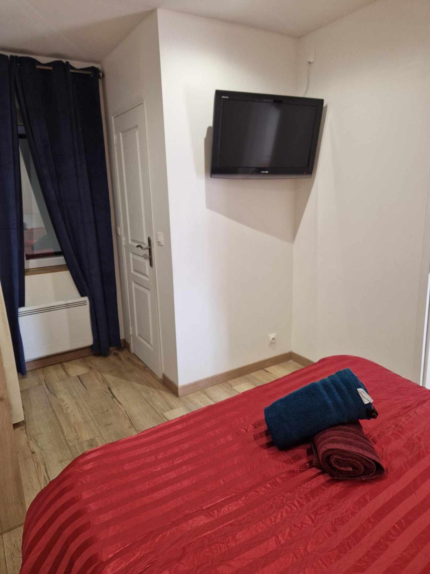 02 - Tres Joli 2 Pieces Avec 3 Lits Pouvant Accueillir Jusqu'A 5 Personnes, Situe Au Rdc Avec Entree Independante, Une Place De Parking Reservee Devant L'Entree Et Terrasse Sur L'Arriere Donnant Sur Parc Arbore, Tout Le Linge De Maison Est Fourni Razac-sur-lʼIsle Exteriér fotografie