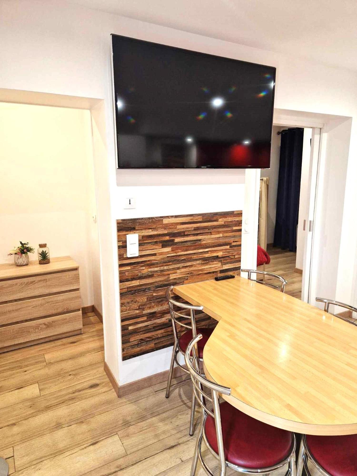 02 - Tres Joli 2 Pieces Avec 3 Lits Pouvant Accueillir Jusqu'A 5 Personnes, Situe Au Rdc Avec Entree Independante, Une Place De Parking Reservee Devant L'Entree Et Terrasse Sur L'Arriere Donnant Sur Parc Arbore, Tout Le Linge De Maison Est Fourni Razac-sur-lʼIsle Exteriér fotografie
