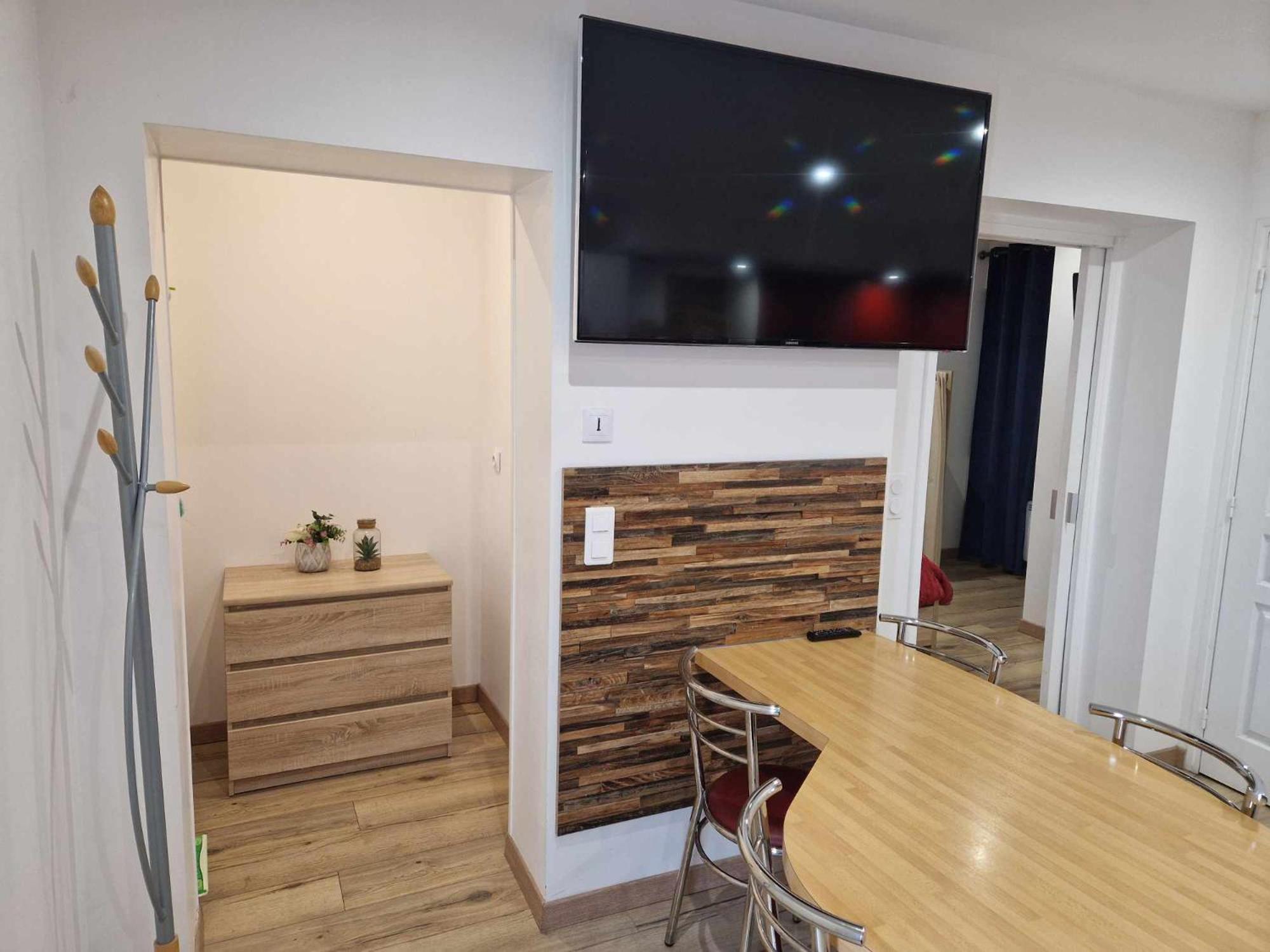 02 - Tres Joli 2 Pieces Avec 3 Lits Pouvant Accueillir Jusqu'A 5 Personnes, Situe Au Rdc Avec Entree Independante, Une Place De Parking Reservee Devant L'Entree Et Terrasse Sur L'Arriere Donnant Sur Parc Arbore, Tout Le Linge De Maison Est Fourni Razac-sur-lʼIsle Exteriér fotografie
