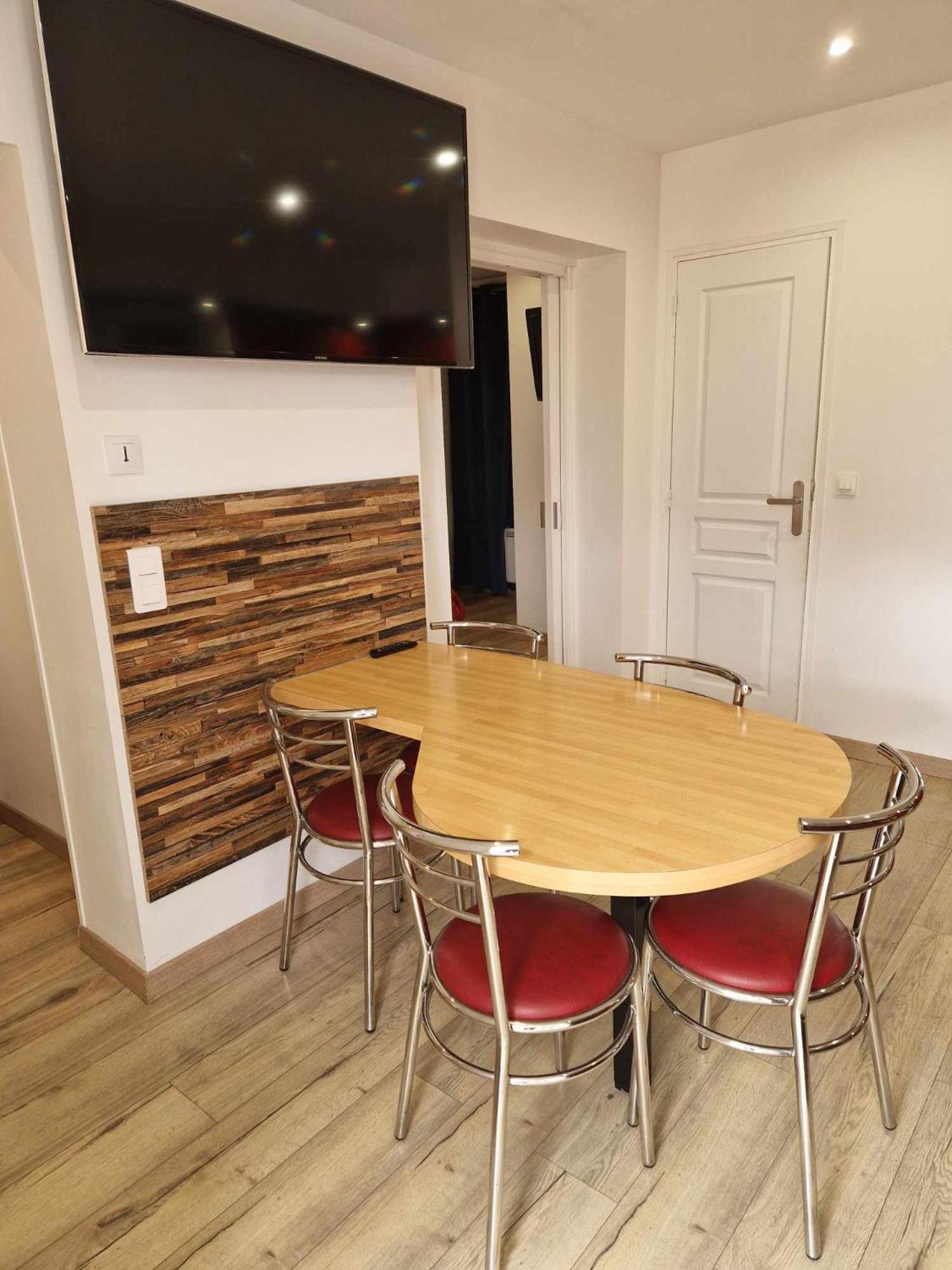 02 - Tres Joli 2 Pieces Avec 3 Lits Pouvant Accueillir Jusqu'A 5 Personnes, Situe Au Rdc Avec Entree Independante, Une Place De Parking Reservee Devant L'Entree Et Terrasse Sur L'Arriere Donnant Sur Parc Arbore, Tout Le Linge De Maison Est Fourni Razac-sur-lʼIsle Exteriér fotografie