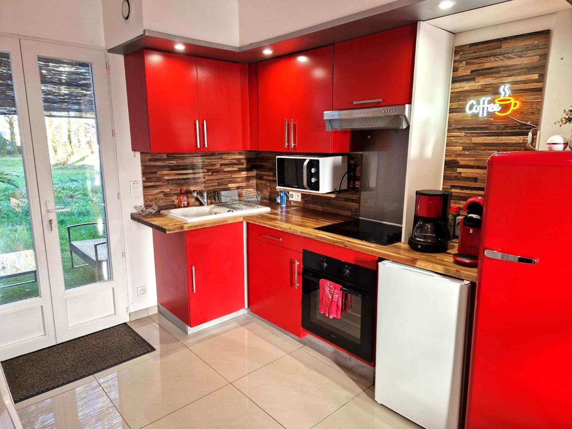 02 - Tres Joli 2 Pieces Avec 3 Lits Pouvant Accueillir Jusqu'A 5 Personnes, Situe Au Rdc Avec Entree Independante, Une Place De Parking Reservee Devant L'Entree Et Terrasse Sur L'Arriere Donnant Sur Parc Arbore, Tout Le Linge De Maison Est Fourni Razac-sur-lʼIsle Exteriér fotografie